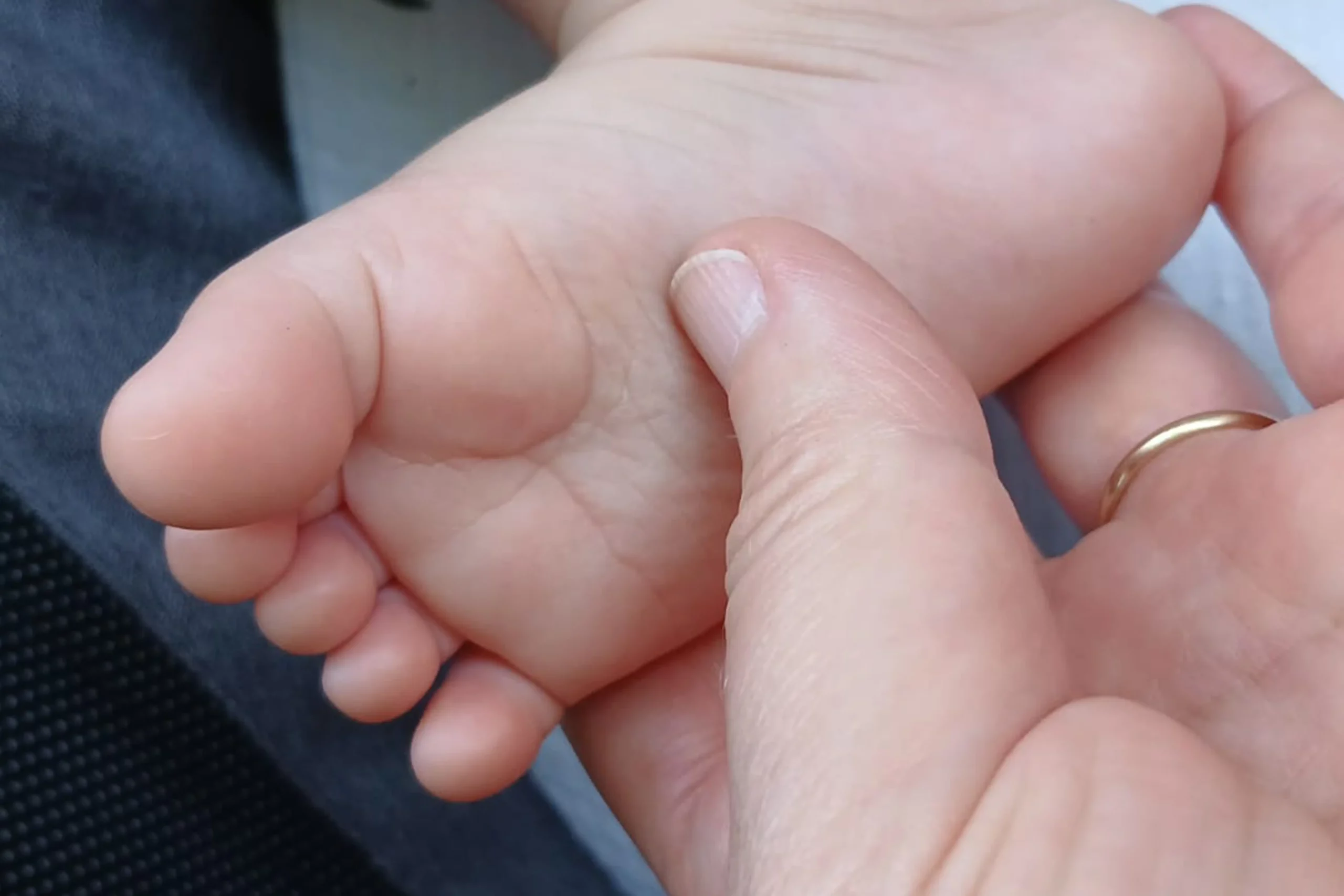 massage-bébé-rituel-aube-anaia